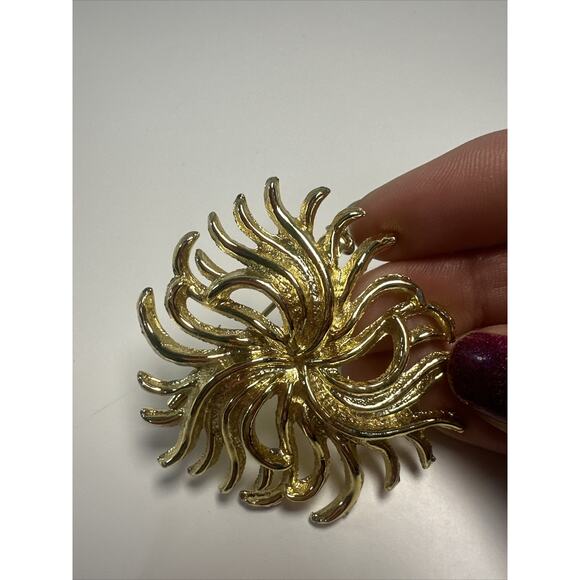 BEAUTIFUL Starburst Vintage 2 inch Goldtone Floral BROACH /PIN￼ Unbranded EUC - Picture 2 of 4